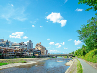 夏の四条大橋の風景