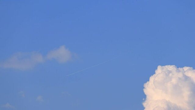 青空を飛ぶ飛行機　飛行機雲　イメージ