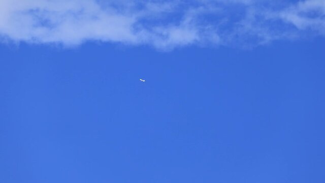 青空を飛ぶ飛行機　飛行機雲　旅行　イメージ