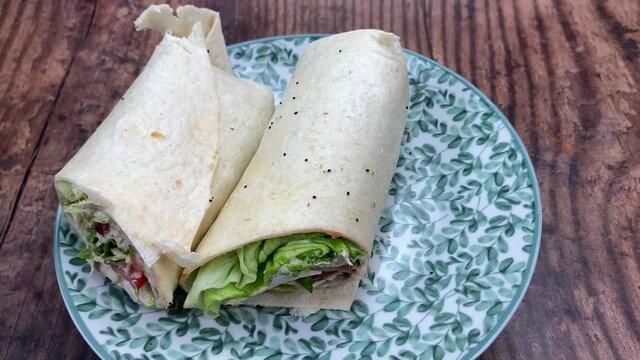 Wrap thon salade sur une assiette