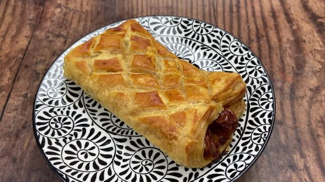 Feuillet&eacute; de saucisse sur une assiette