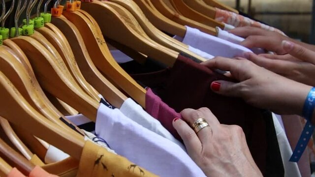 tee-shirts sur un portant &agrave; v&ecirc;tements	