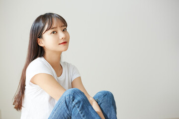 Naklejka premium 白いTシャツを着た若い女性のポートレート