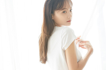 白いTシャツを着た若い女性のポートレート