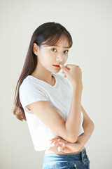 白いTシャツを着た若い女性のポートレート