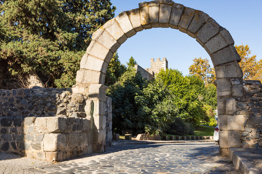 Portas de Avis Roman arch with a view to the medieval castle of Beja city, Alentejo, Portugal