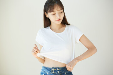 白いTシャツを着た若い女性のポートレート