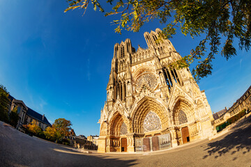 Cathedrale Notre-Dame de Reims on Place du Parvis - obrazy, fototapety, plakaty