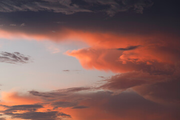 Fototapeta premium 夕焼けの光を受けてオレンジ色に染まる雲