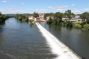 Fototapeta na wymiar Cahors, cascade sur le Lot au Pont de Valentré