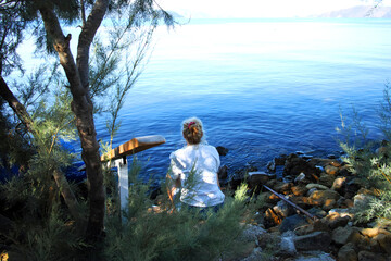 Fototapeta premium person sitting on a tree