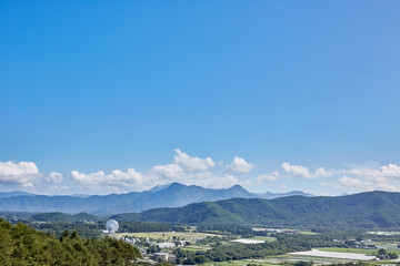 Fototapeta premium 夏（8月）、野辺山宇宙電波観測所の遠景 長野県 南牧村