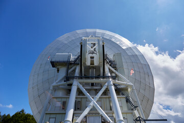 夏（8月）、45m電波望遠鏡を後ろから見る 野辺山宇宙電波観測所 長野県...