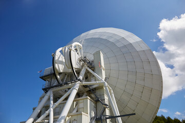 夏（8月）、45m電波望遠鏡を斜め後ろから見る 野辺山宇宙電波観測所...