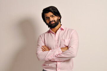 Obraz premium smiling handsome attractive Indian guy wearing formal shirt standing with crossed arms 