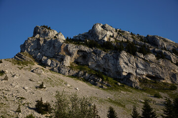 Fototapeta na wymiar Randonnée en montagne, le soir, dans le Vercors au dessus de Grenoble au Col de l'Arc