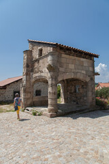 Femme touriste regardant un ancien bâtiment (la prévôté) du village de la Roche en Régnier...