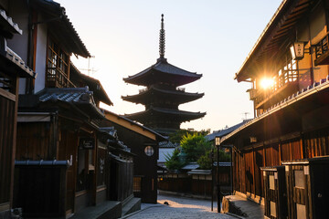 Obraz premium 京都市 夕暮れ時の八坂の塔