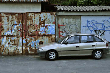 Stare auto, droga, graffiti