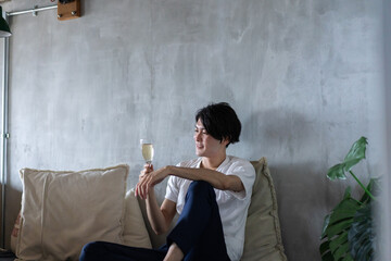 一人で宅飲みをする若い男性