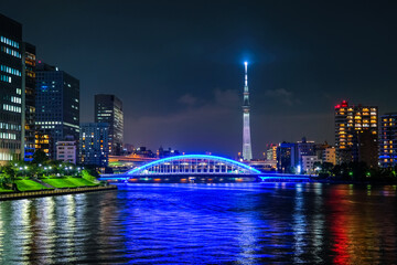 Fototapeta na wymiar 東京都、隅田川に架かる永代橋のライトアップと街並み