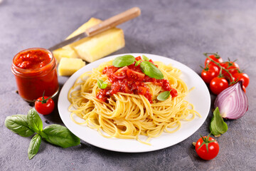 spaghetti with tomato sauce and basil
