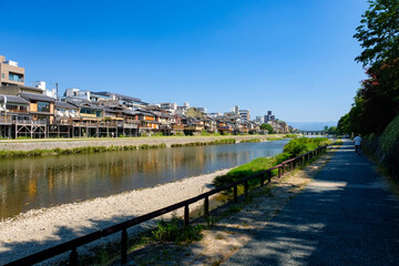 京都市 鴨川と四条の街並み