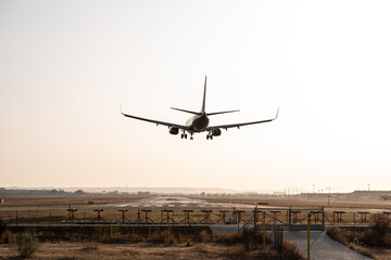 Avión aterrizando tras un vuelo al atardecer en Sevilla España 