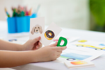 Kid learning to read. Phonics flash cards.