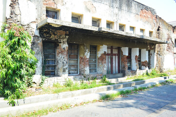 Obraz premium old house building with broken walls