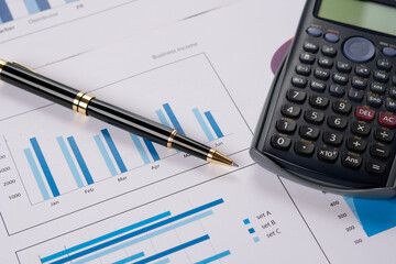 Obraz premium calculator and pen on financial newspaper