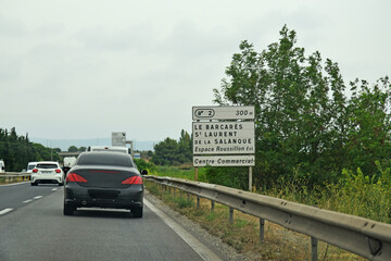 Au volant : panneau indicatif de directions Le Barcarès, Saint Laurent de la Salanque, centre...