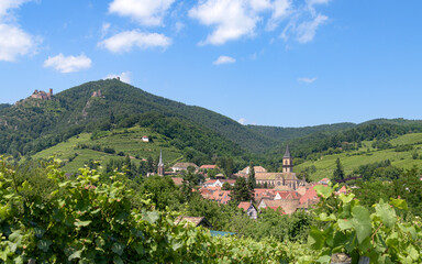 Fototapeta na wymiar village de Ribauvillé en Alsace au coeur des vignobles