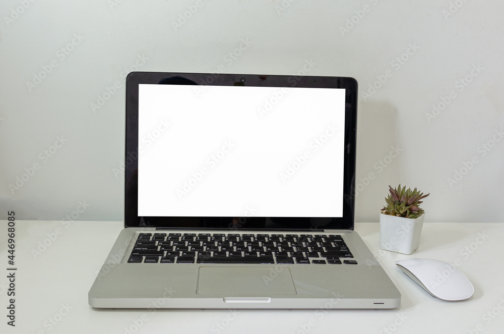 Aufkleber computer laptop mock up and mouse cactus white blank screen on table. used to advertise text on the 