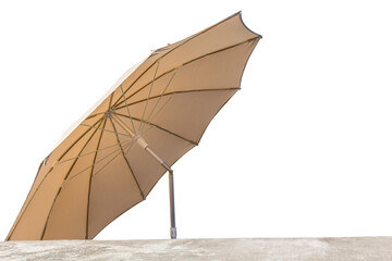 parasol de plage ou de jardin derrière muret, fond blanc 