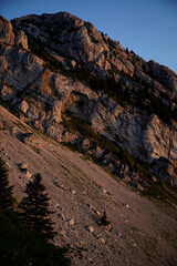 Randonnée en montagne, le soir, dans le Vercors au dessus de Grenoble au Col de l'Arc