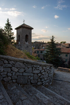 antico campanile abbandonato nel centro del paese di Guadagnolo, in provincia di Roma