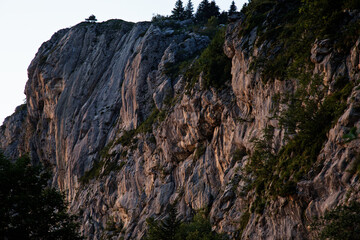 Randonnée en montagne, le soir, dans le Vercors au dessus de Grenoble au Col de l'Arc