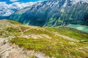 Fototapeta na wymiar Wandern durch die Schweizer Alpen