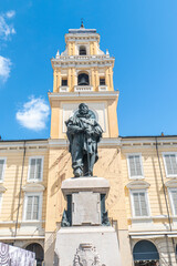 Obraz premium The Garibaldi monument with the Governor's Palace in Parma behind it