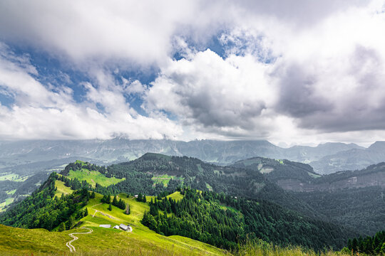 Alpsteinmassiv mit Säntis in den Wolken, Schweiz © Simon Rucker