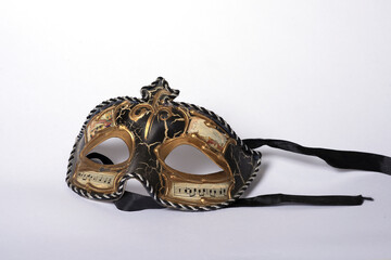 Máscara veneciana con decoración musical sobre fondo blanco