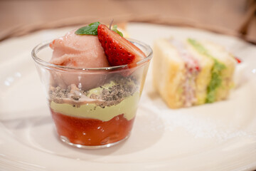 スイーツ　ケーキとジェラートパフェ