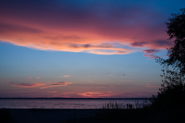 Fototapeta na wymiar Kompozycja panorama plaża z pięknie oświetlonym niebem