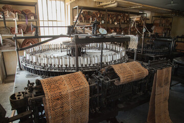 Machine à broder mécanique dans un vieil atelier