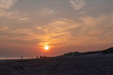Naklejka premium Die Silhouette von Menschen im Licht der untergehenden Sonne