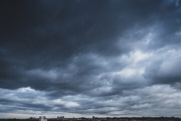 怖い雰囲気の曇り空	