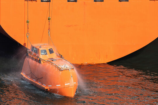 totally-enclosed lifeboat with activated fire protection system