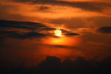 Obraz premium Sunset over water