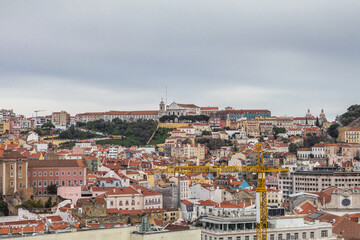 Obraz premium Panorama of the city of Lisbon from the viewpoint of the Mirante São Pedro de Alcântara.